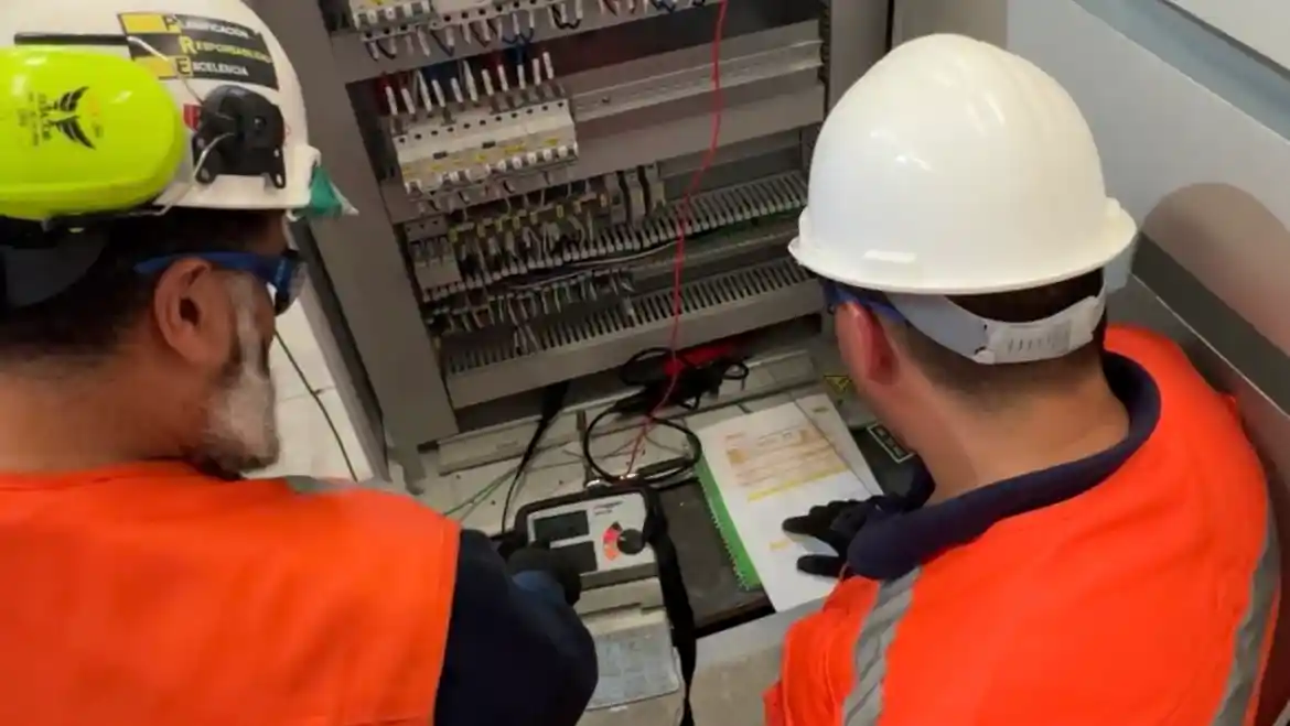 Pruebas de aislación en baja y media tensión, resistencia de contacto y mediciones de energía bajo condiciones de prueba controladas.