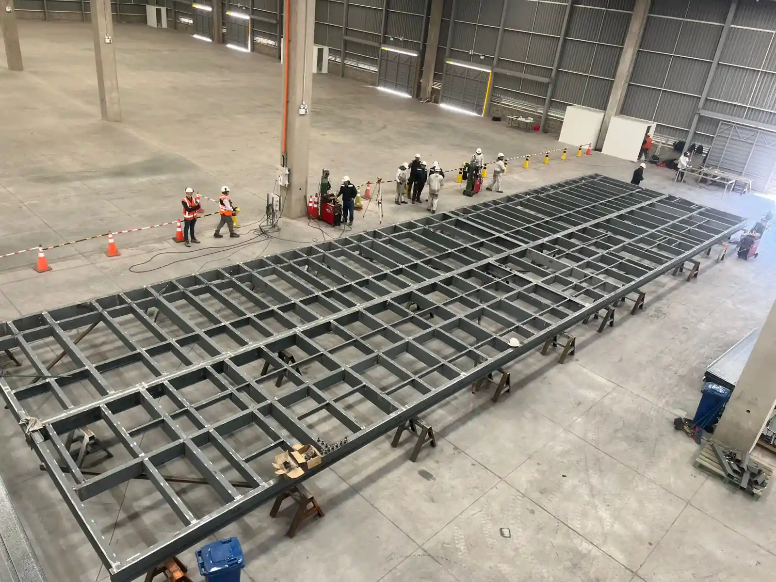 Fabricación de salas eléctricas, sub estaciones, celdas y equipamiento eléctrico. Construcción de equipamiento mecánico, plataformas, marcos y yugos de izaje.